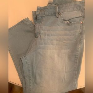 EUC Chicos Platinum Cropped Jeans, Light stone wash